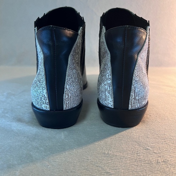 L.A.M.B. Women's Mayor Lizard Print White Pointy Toe Ankle Booties Shoes Sz 10 - Picture 14 of 16